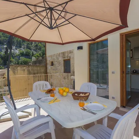 Pomelia -