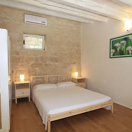 Pomelia -