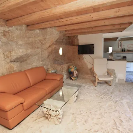 Pomelia -